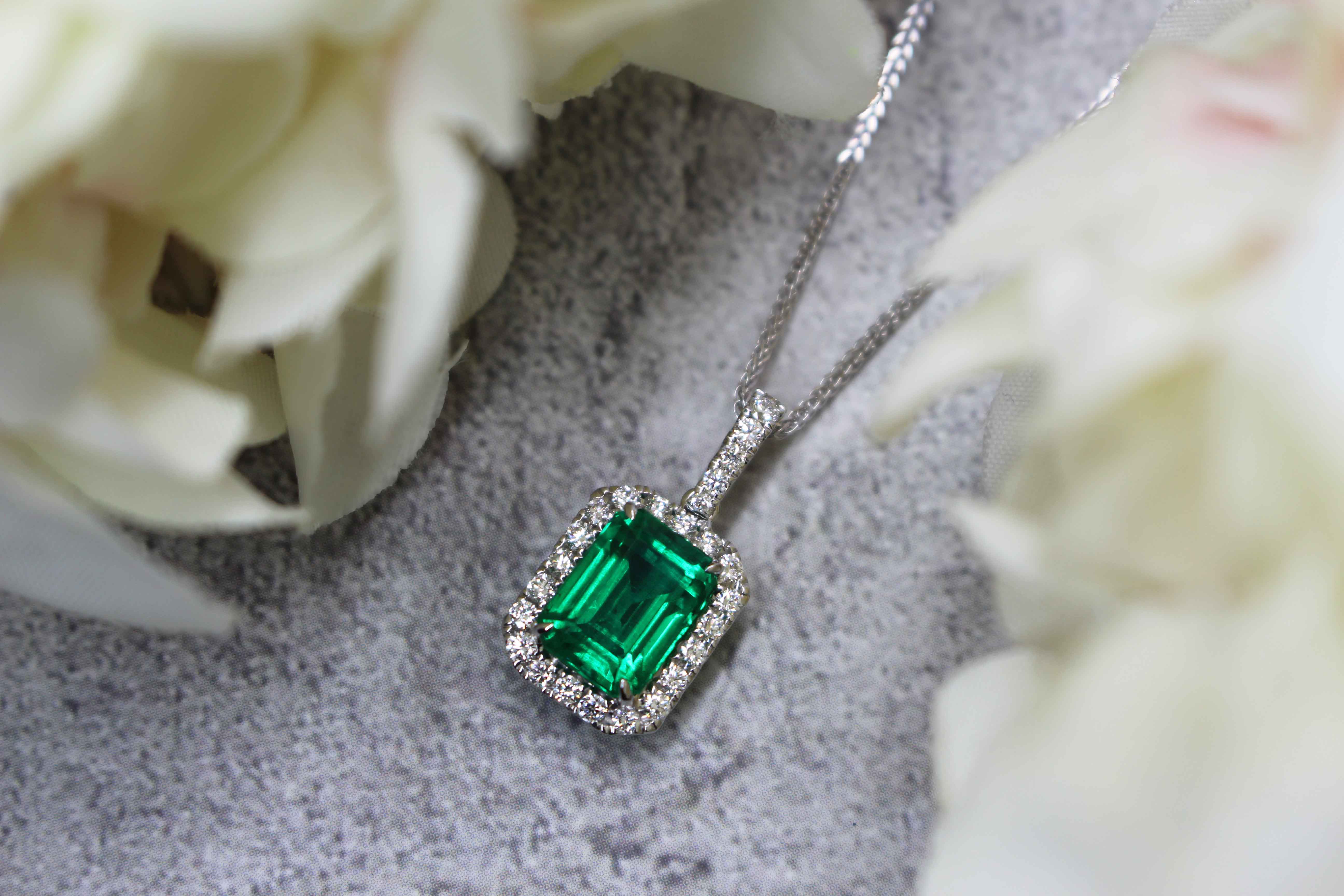 No oil vivid green emerald pendant